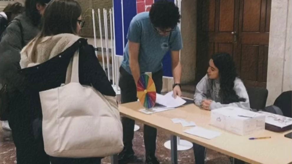 Estudiantes de AIEME-Valladolid realizando una actividad de sensibilización por el Día Mundial de la Lucha contra el VIH