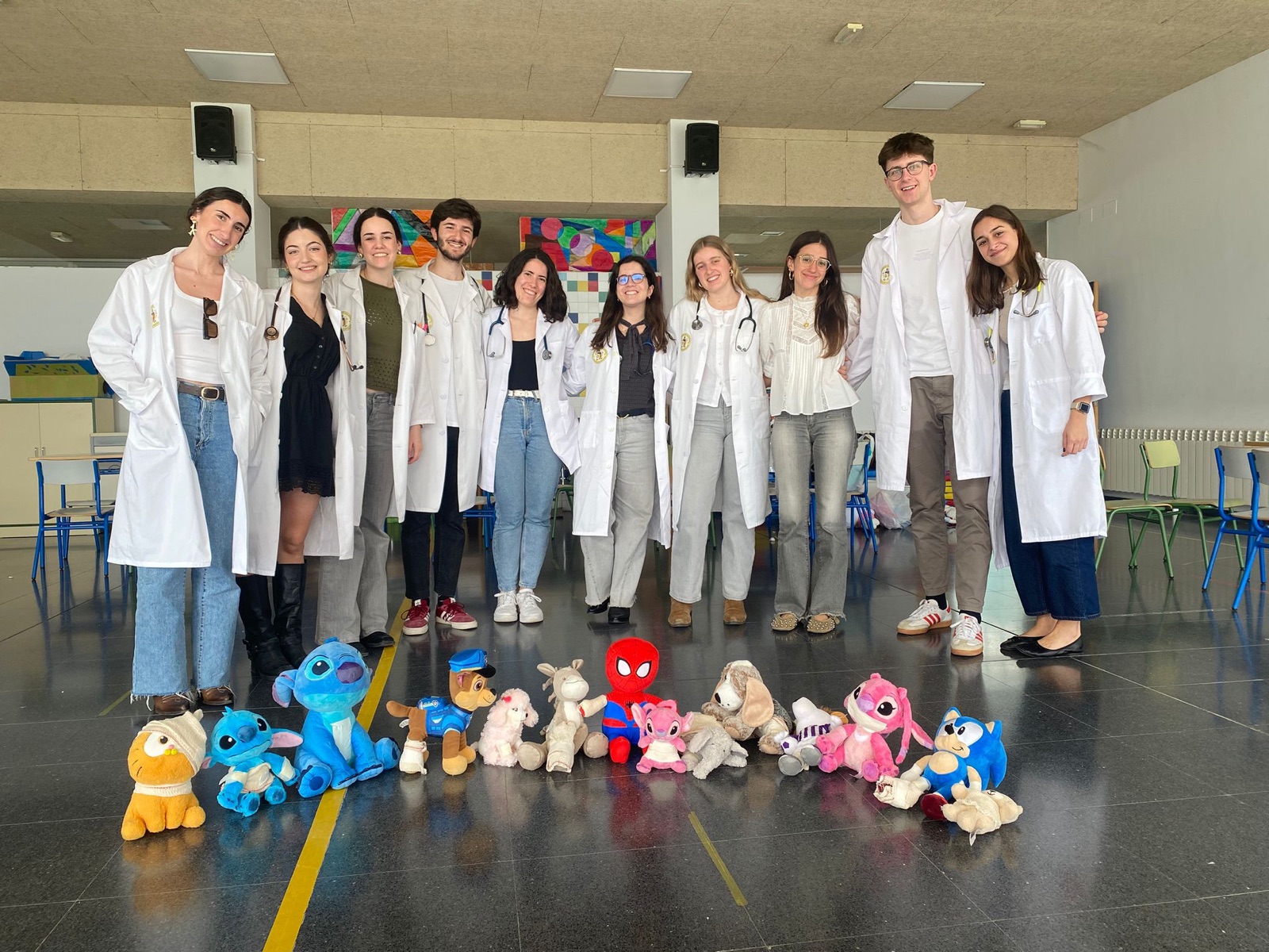 Miembros de AIEME-Valladolid con batas y peluches durante el Hospital de Ositos