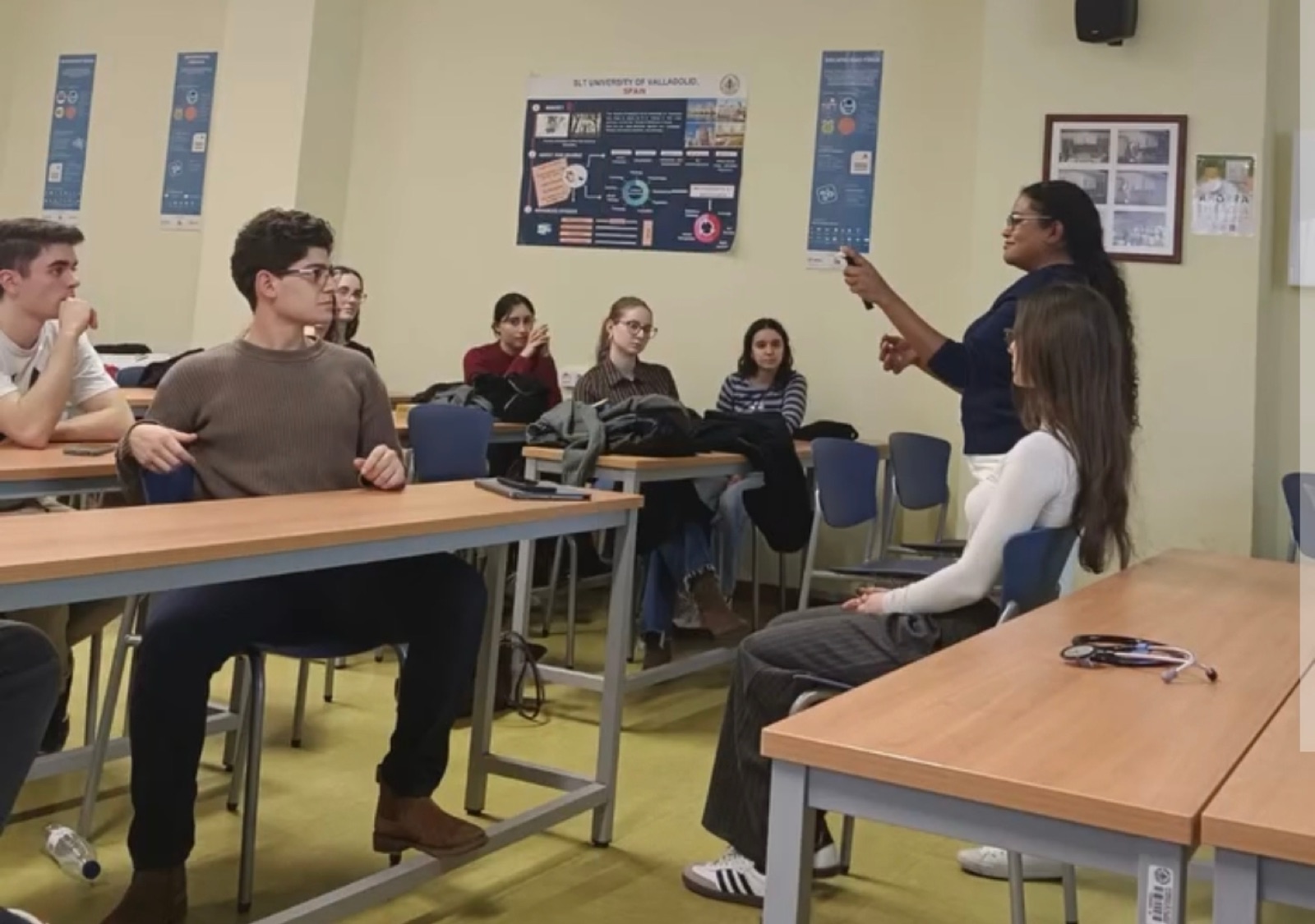 Estudiantes practicando durante el taller Primeros pasos en la exploración clínica