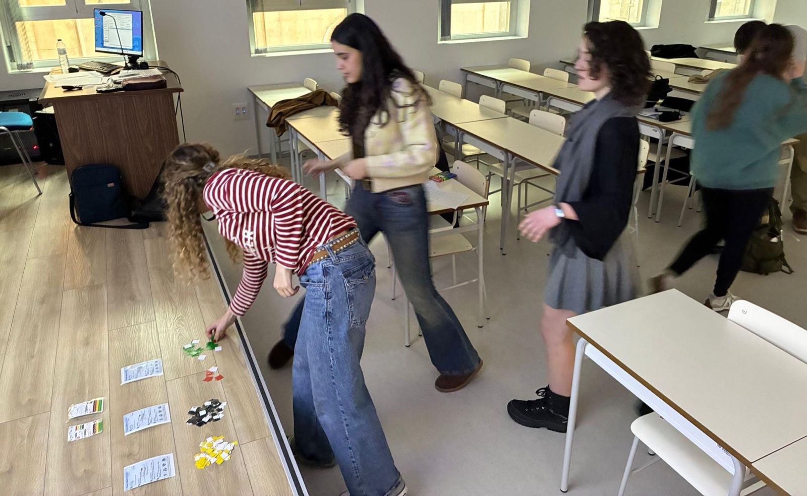 Participantes realizando una simulación en el Taller de triaje en catástrofes