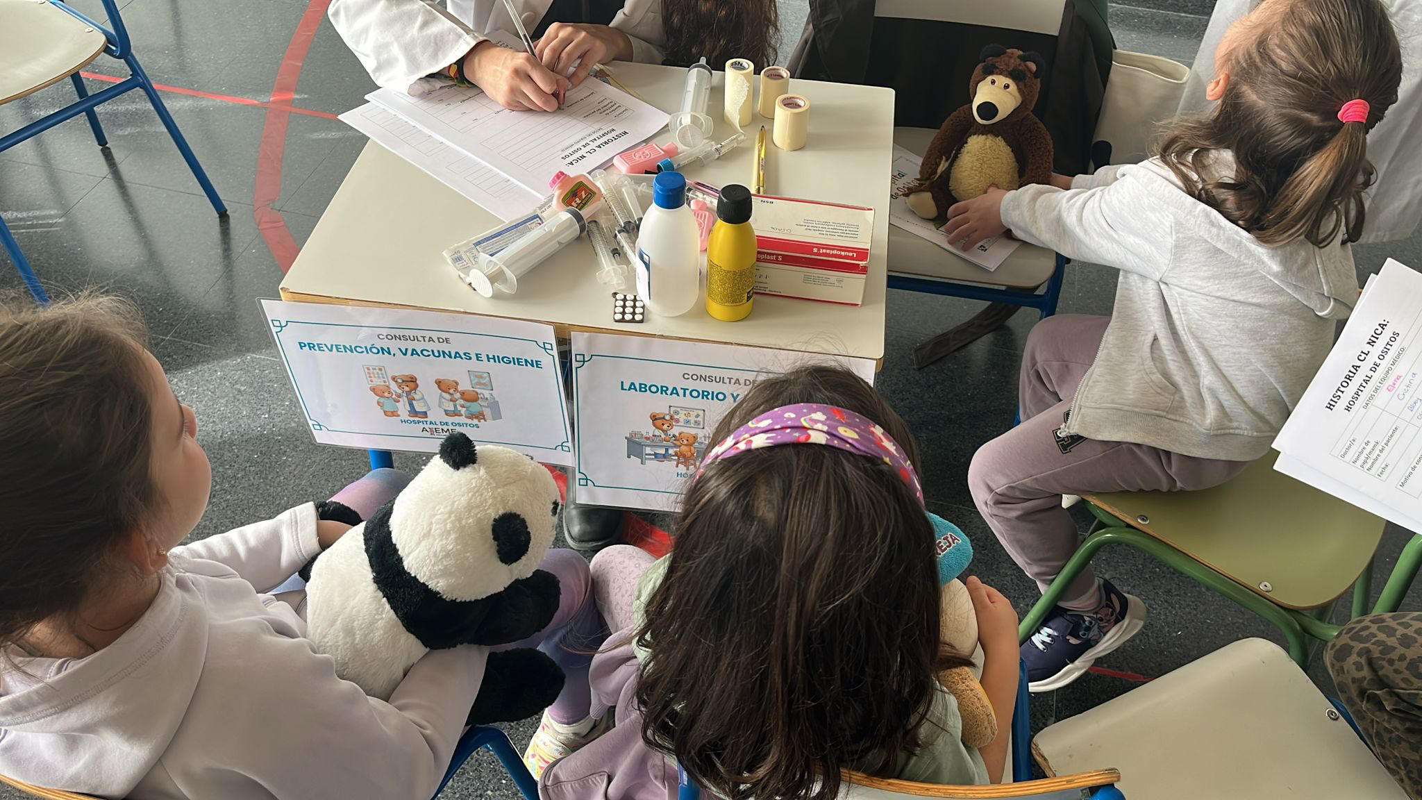 Niñas acompañan a sus peluches en la consulta simulada de prevención, vacunas e higiene
