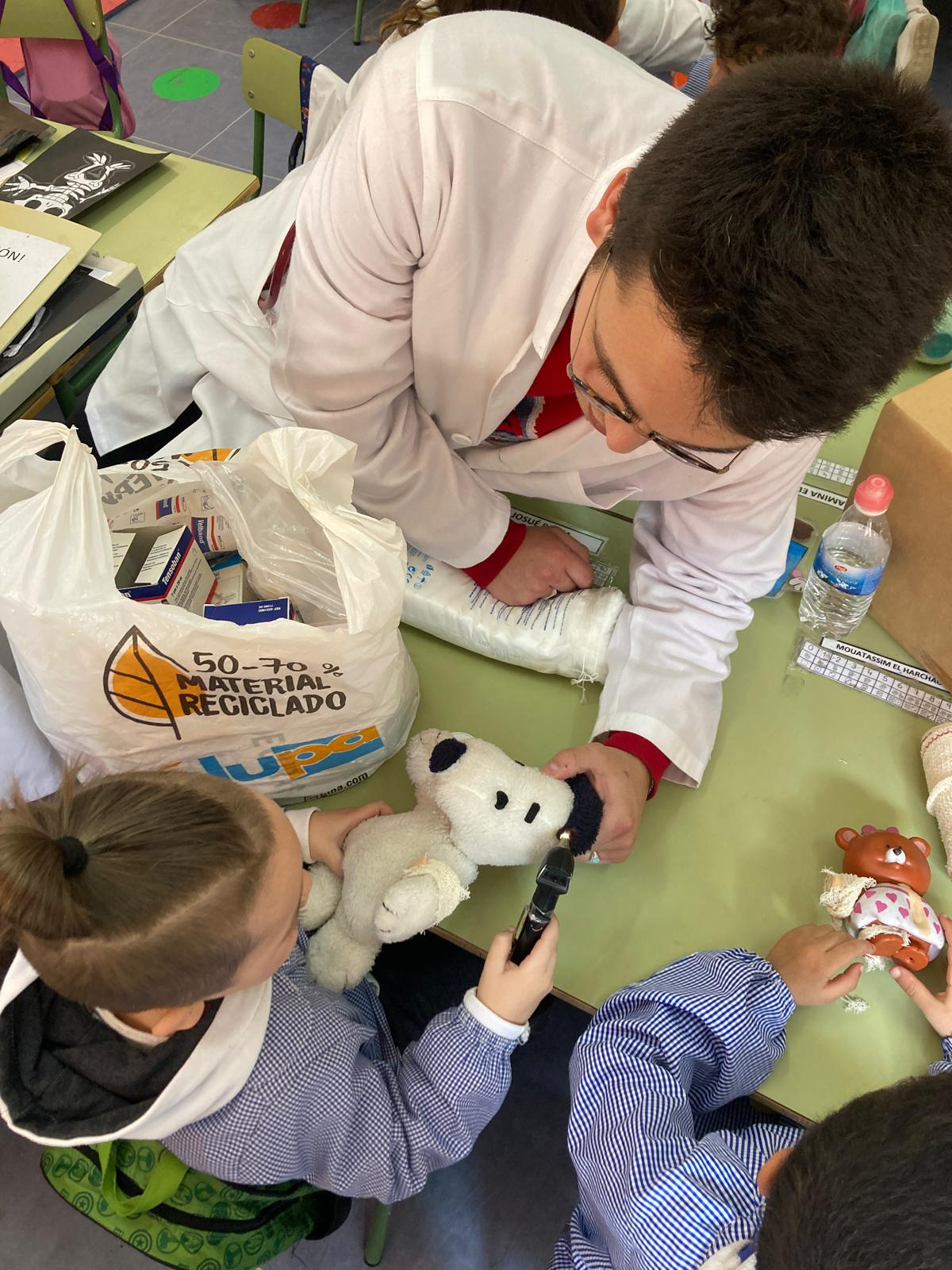 Estudiantes de AIEME-Valladolid realizando una exploración a un osito con escolares