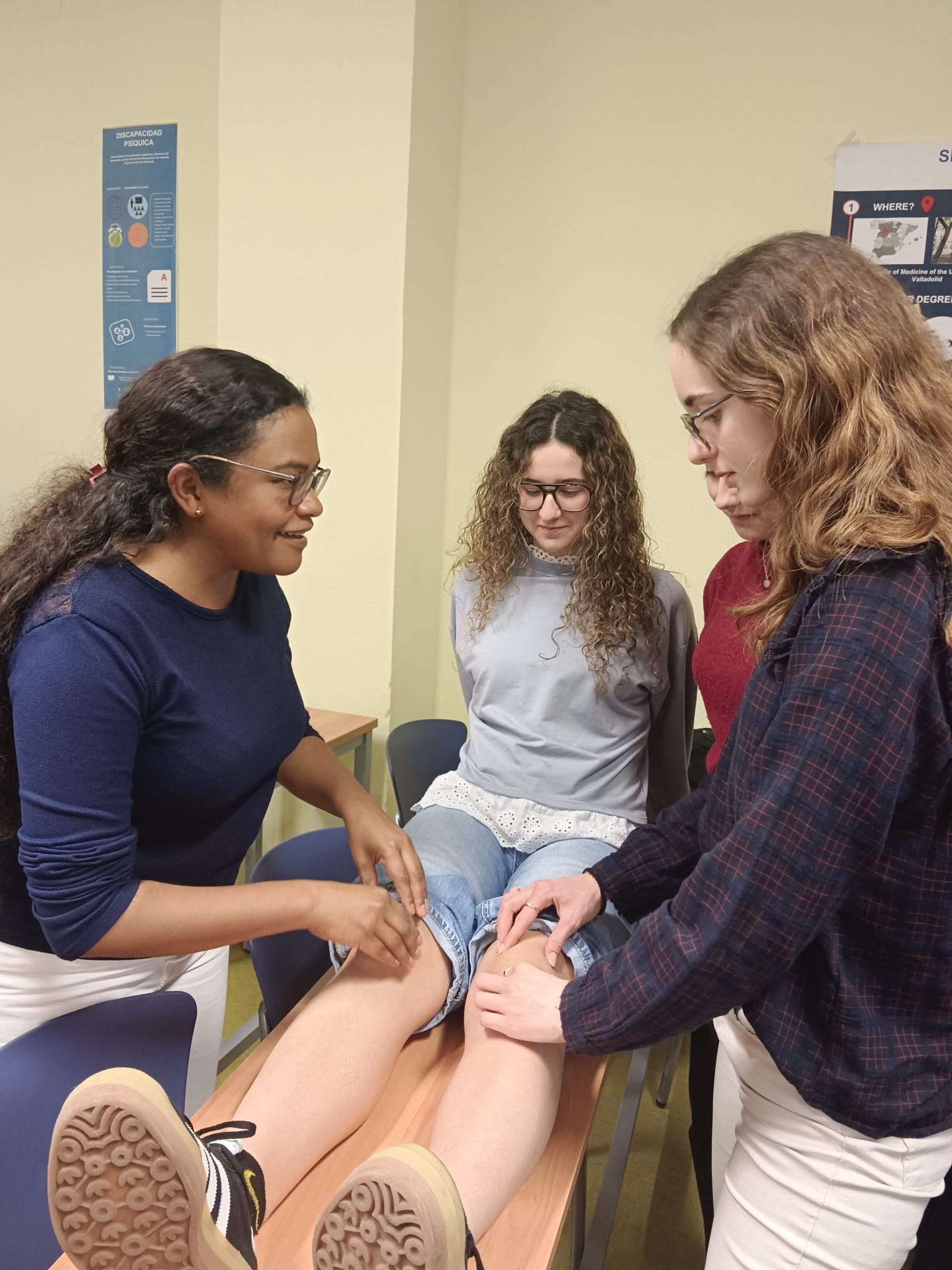 Estudiantes de AIEME-Valladolid participando en un taller práctico de exploración clínica